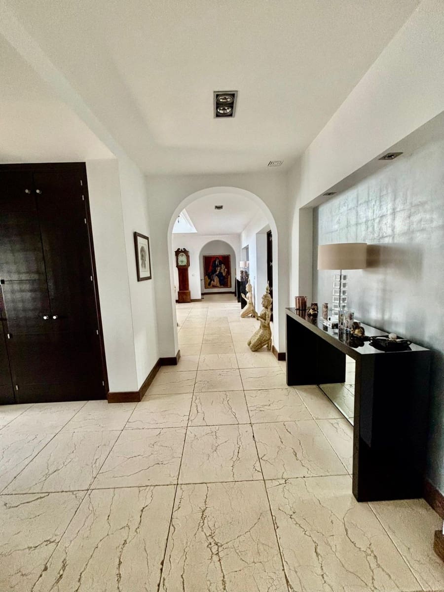 6 bedroom Villa for sale in Sotogrande with pool garage - € 2,695,000 (Ref: 9449428)