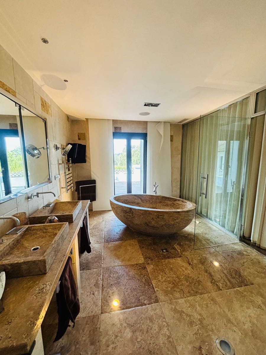 6 bedroom Villa for sale in Sotogrande with pool garage - € 2,695,000 (Ref: 9449428)