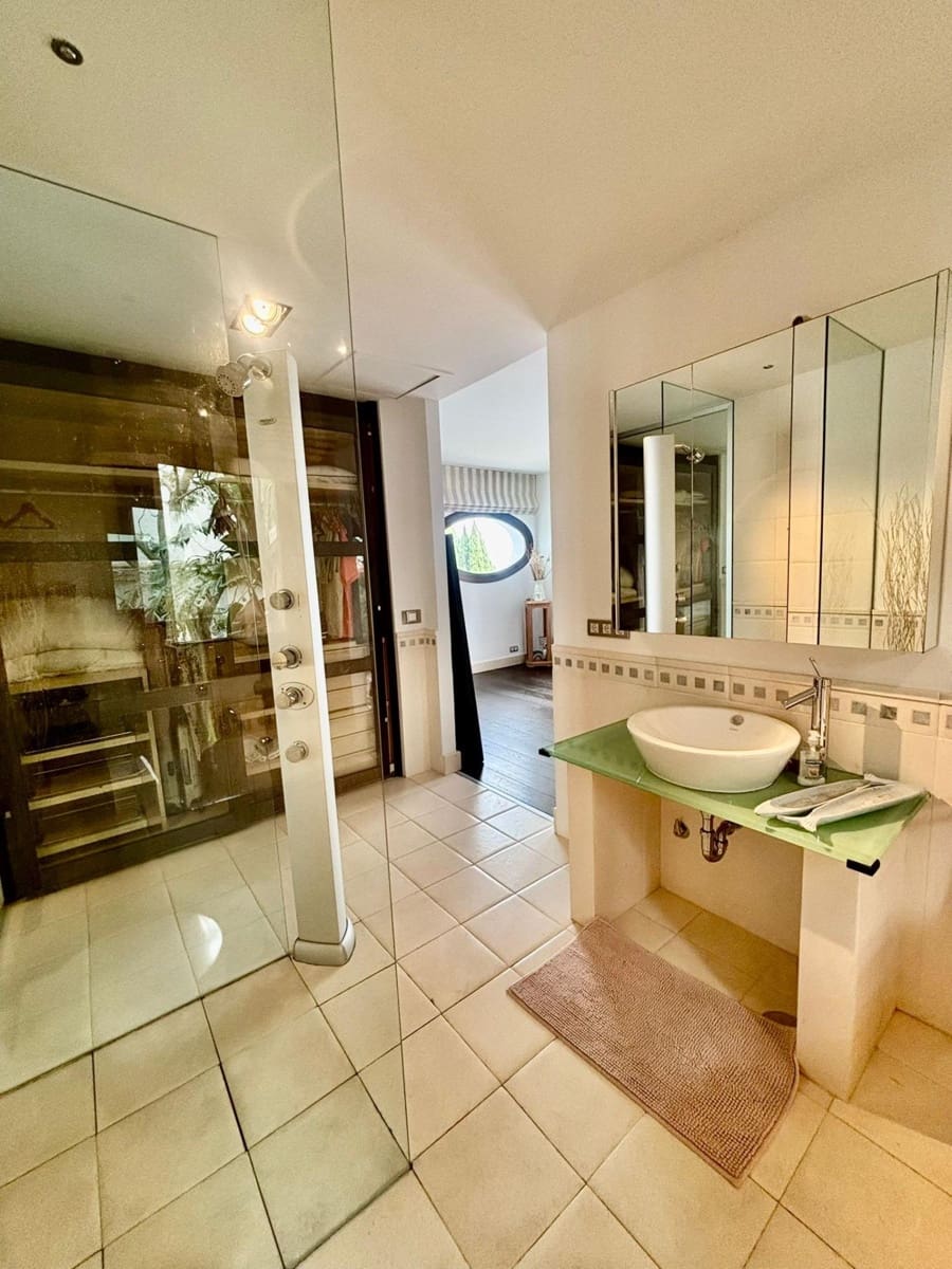 6 bedroom Villa for sale in Sotogrande with pool garage - € 2,695,000 (Ref: 9449428)