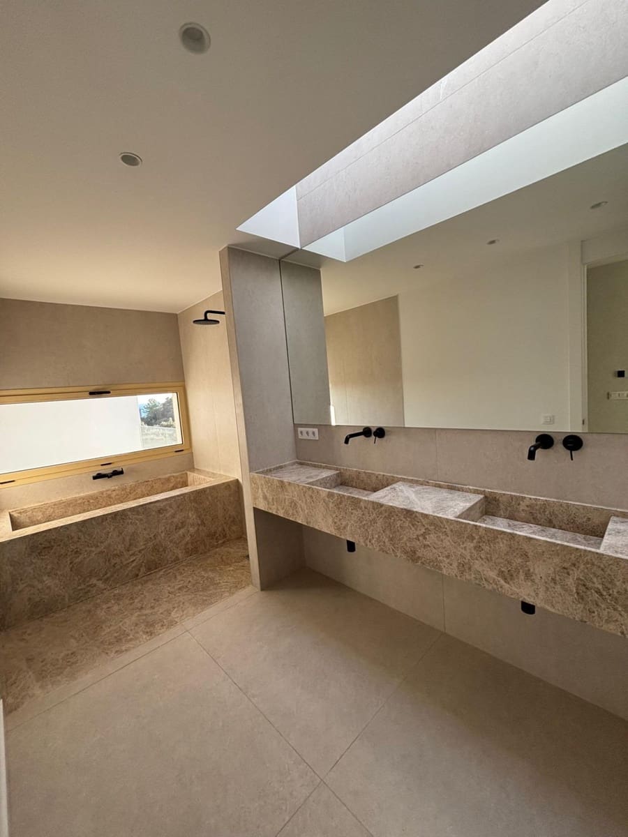 6 bedroom Villa for sale in Fuengirola with pool garage - € 2,580,000 (Ref: 9449429)