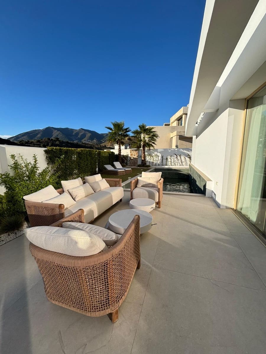 6 bedroom Villa for sale in Fuengirola with pool garage - € 2,580,000 (Ref: 9449429)