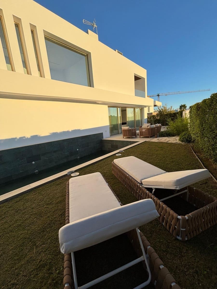 6 bedroom Villa for sale in Fuengirola with pool garage - € 2,580,000 (Ref: 9449429)