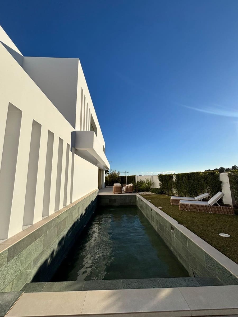 6 bedroom Villa for sale in Fuengirola with pool garage - € 2,580,000 (Ref: 9449429)