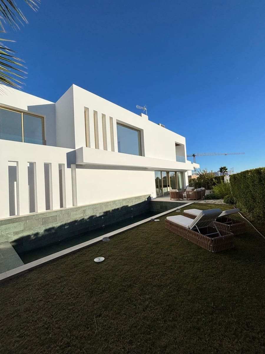 6 bedroom Villa for sale in Fuengirola with pool garage - € 2,580,000 (Ref: 9449429)