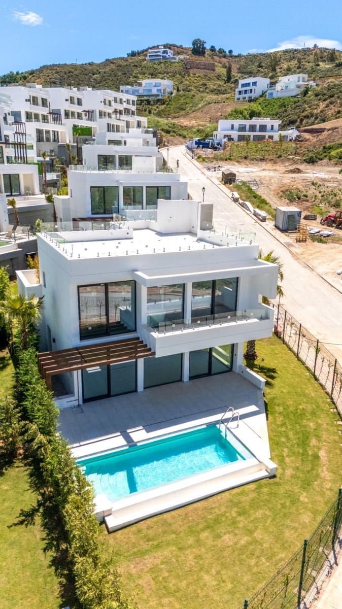 5 makuuhuone Huvila myytävänä paikassa La Cala de Mijas mukana uima-altaan 
autotalli - 1 150 000 € (Ref: 9456390)