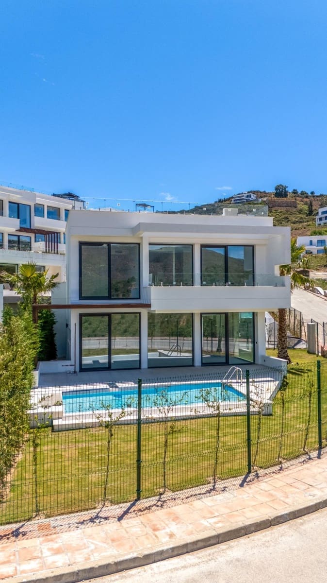 5 makuuhuone Huvila myytävänä paikassa La Cala de Mijas mukana uima-altaan 
autotalli - 1 150 000 € (Ref: 9456390)