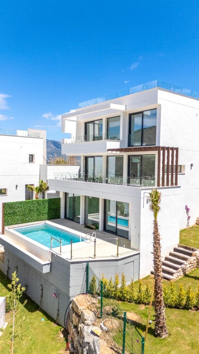 5 makuuhuone Huvila myytävänä paikassa La Cala de Mijas mukana uima-altaan 
autotalli - 1 150 000 € (Ref: 9456390)