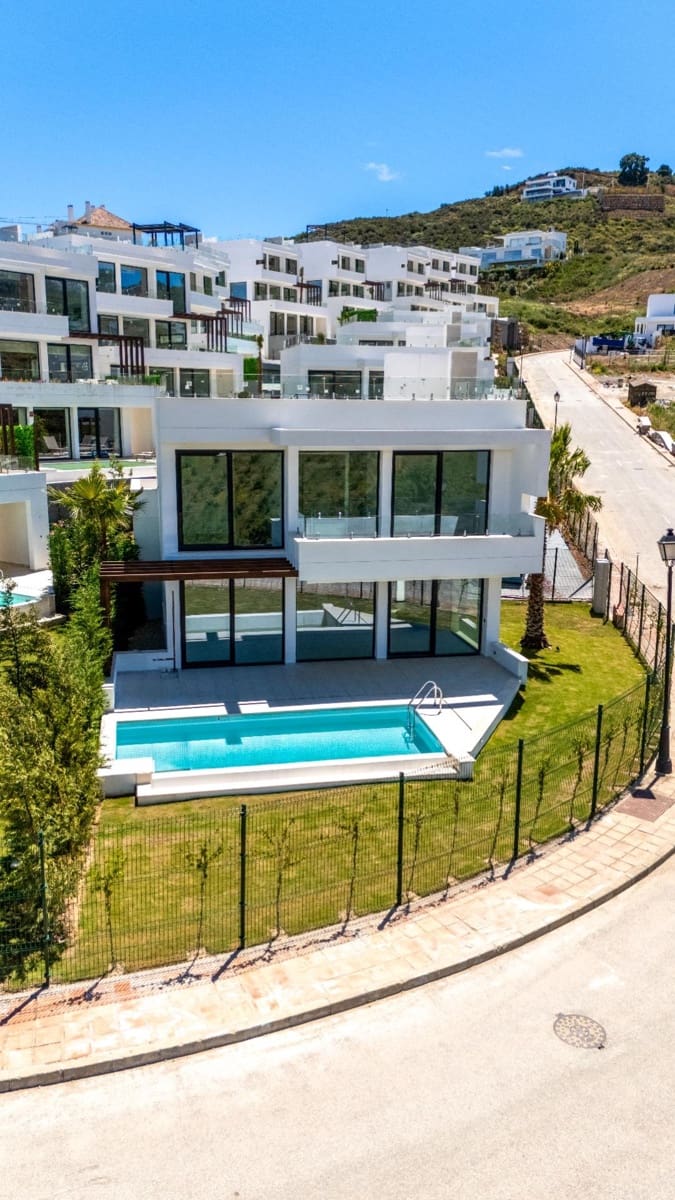 5 makuuhuone Huvila myytävänä paikassa La Cala de Mijas mukana uima-altaan 
autotalli - 1 150 000 € (Ref: 9456390)