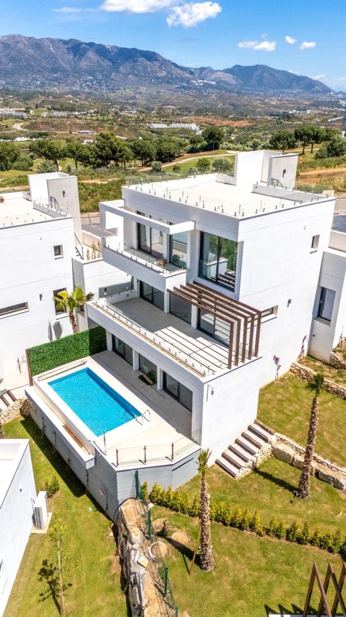 5 makuuhuone Huvila myytävänä paikassa La Cala de Mijas mukana uima-altaan 
autotalli - 1 150 000 € (Ref: 9456390)