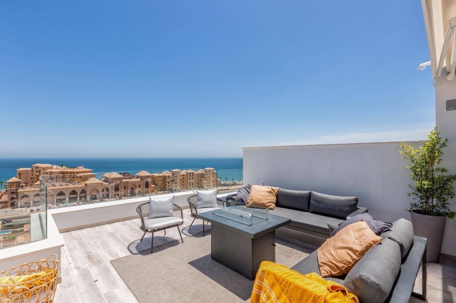 3 soveværelse Semi-Rækkehus til leje i Fuengirola med swimmingpool garage - € 4.400 (Ref: 9519056)