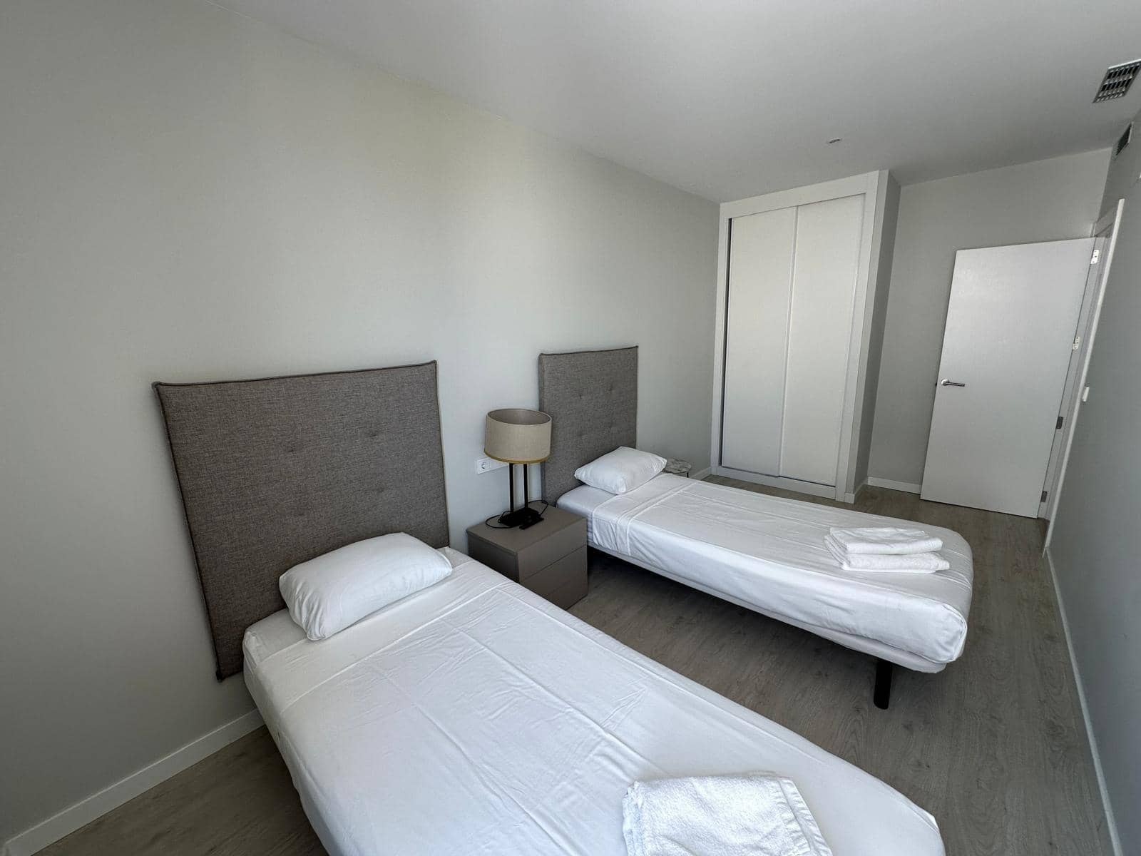 3 soveværelse Semi-Rækkehus til leje i Fuengirola med swimmingpool garage - € 4.400 (Ref: 9519056)