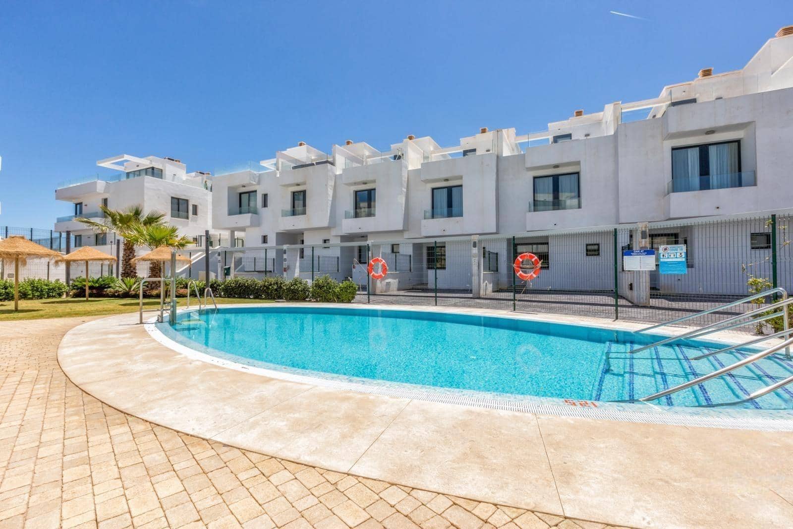 3 soveværelse Semi-Rækkehus til leje i Fuengirola med swimmingpool garage - € 4.400 (Ref: 9519056)