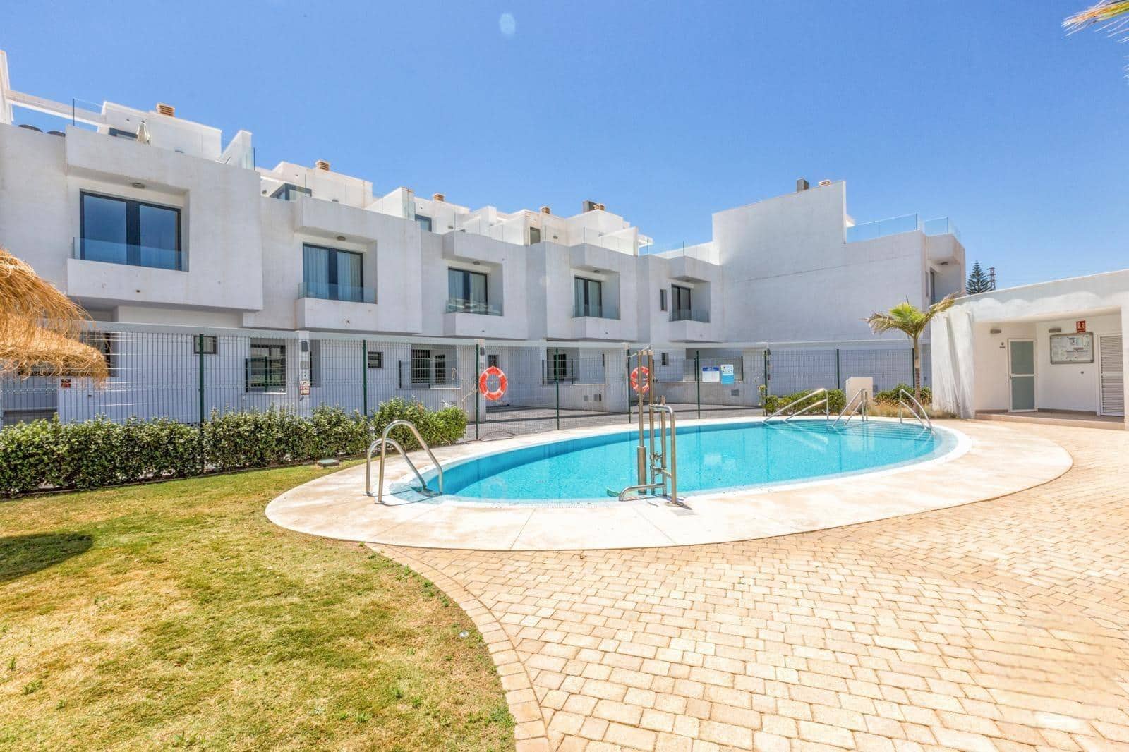 3 soveværelse Semi-Rækkehus til leje i Fuengirola med swimmingpool garage - € 4.400 (Ref: 9519056)