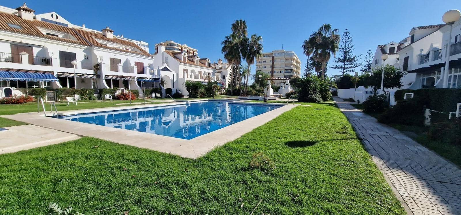 4 soveværelse Rækkehus til salg i Fuengirola med swimmingpool - € 690.000 (Ref: 9568813)