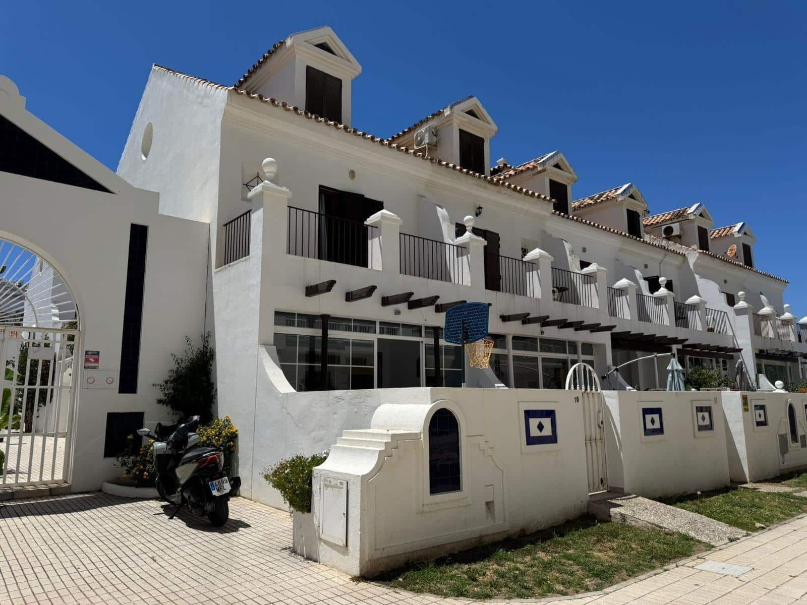 4 soveværelse Rækkehus til salg i Fuengirola med swimmingpool - € 690.000 (Ref: 9568813)