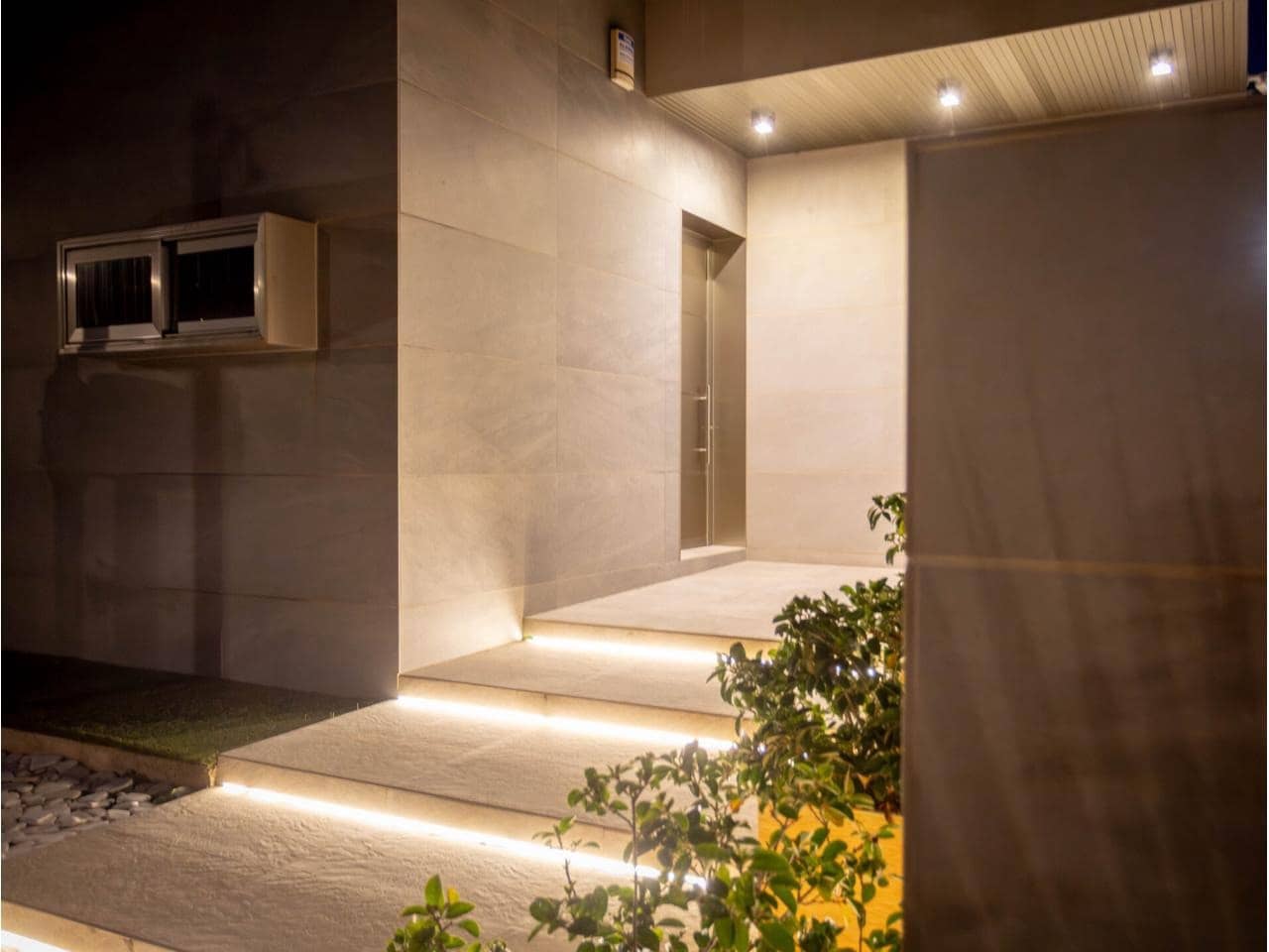3 bedroom Townhouse for sale in Tortosa with pool garage - € 2,400,000 (Ref: 10140480)