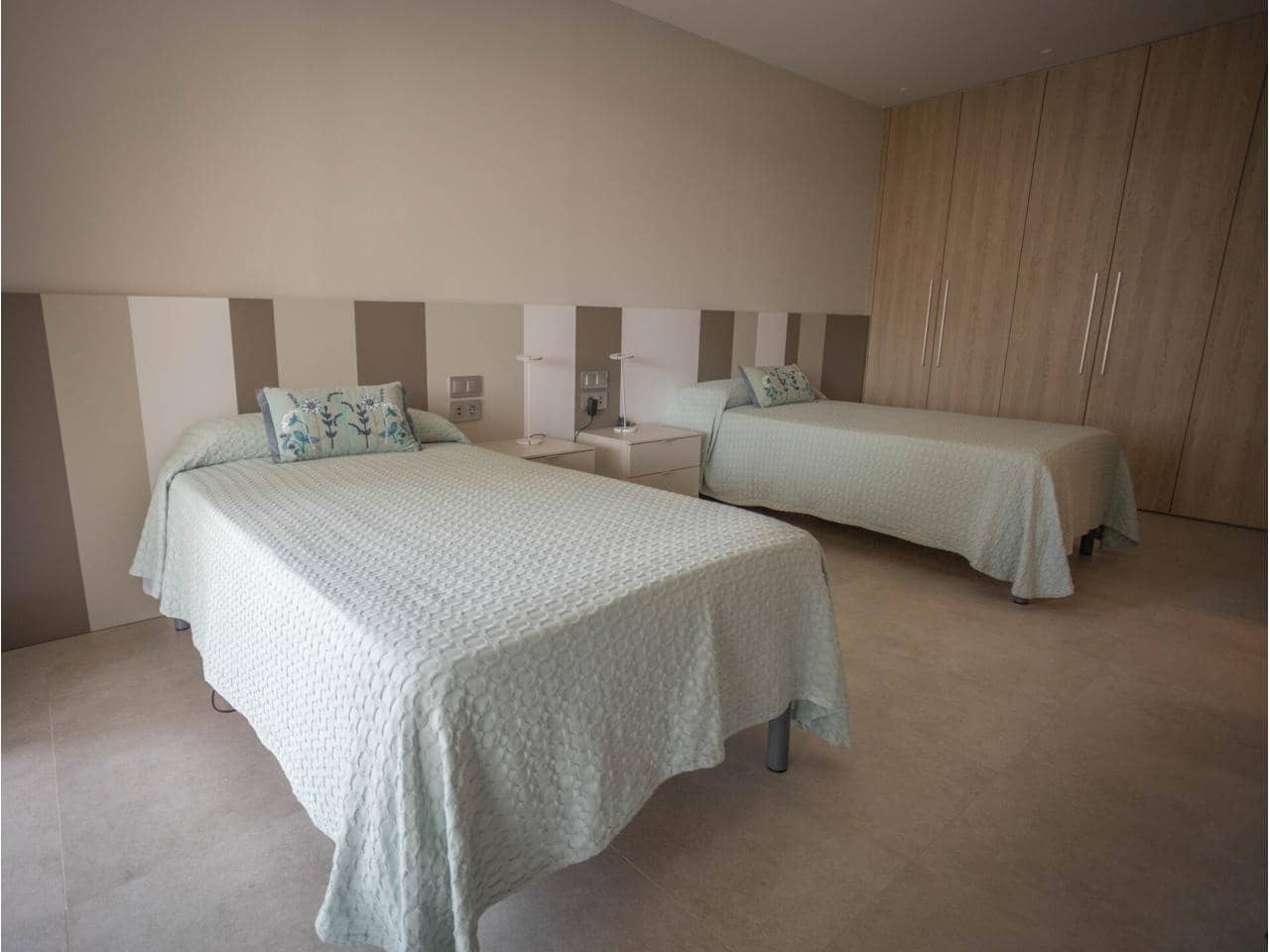 3 bedroom Townhouse for sale in Tortosa with pool garage - € 2,400,000 (Ref: 10140480)