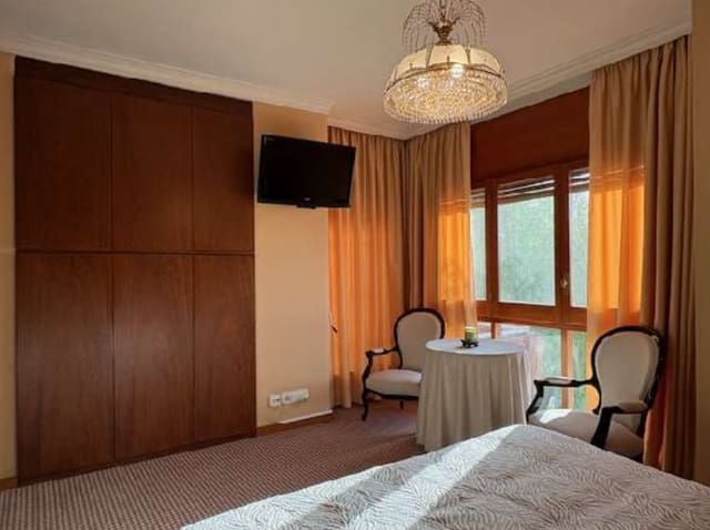4 chambre Maison de Ville à vendre à Tortosa avec piscine garage - 1 500 000 € (Ref: 10140494)