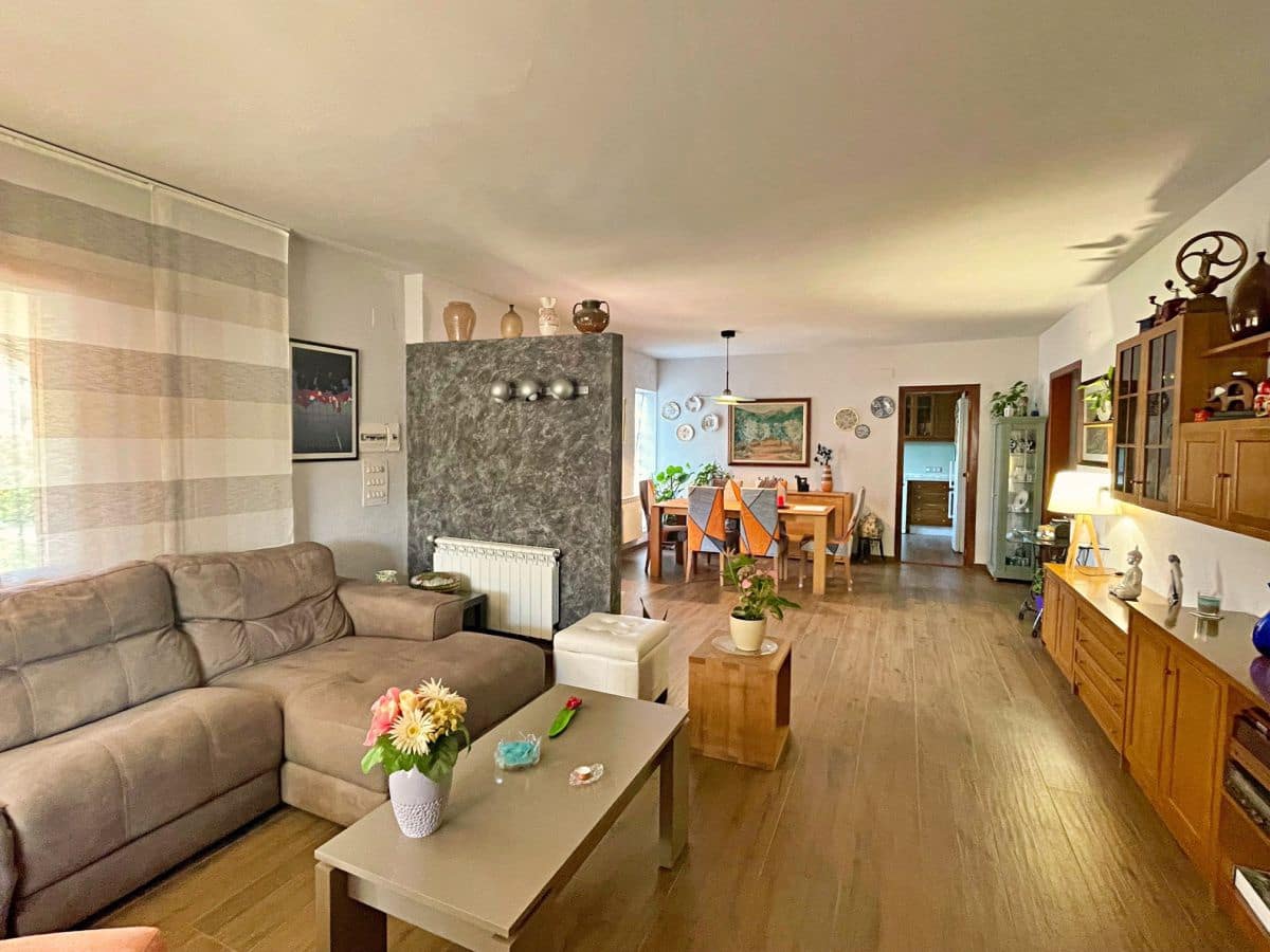 3 bedroom Villa for sale in Tortosa with garage - € 300,000 (Ref: 9445503)