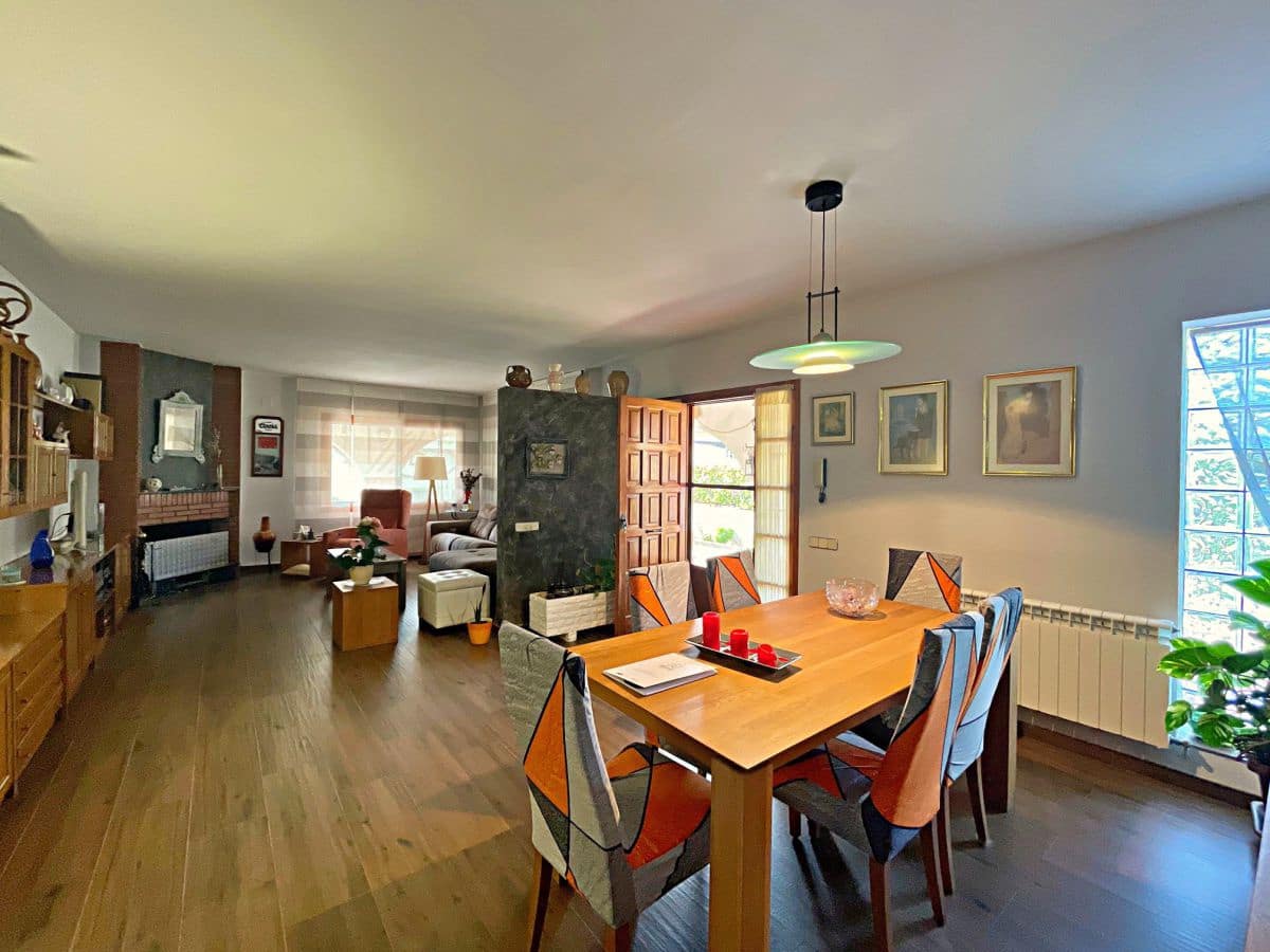 3 bedroom Villa for sale in Tortosa with garage - € 300,000 (Ref: 9445503)