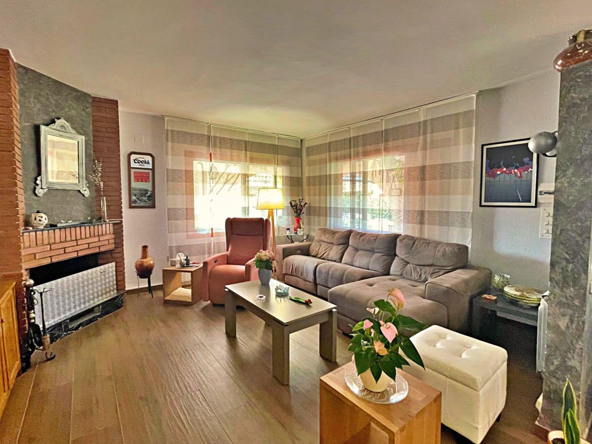 3 bedroom Villa for sale in Tortosa with garage - € 300,000 (Ref: 9445503)