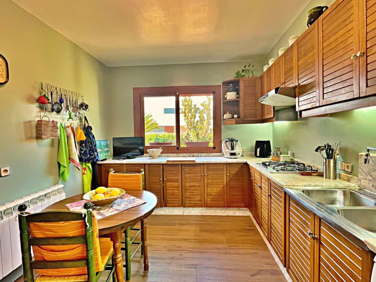 3 bedroom Villa for sale in Tortosa with garage - € 300,000 (Ref: 9445503)