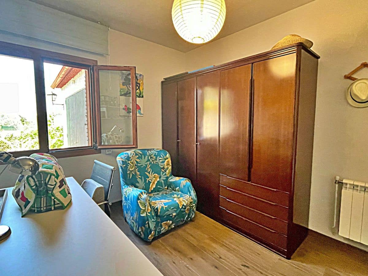 3 bedroom Villa for sale in Tortosa with garage - € 300,000 (Ref: 9445503)