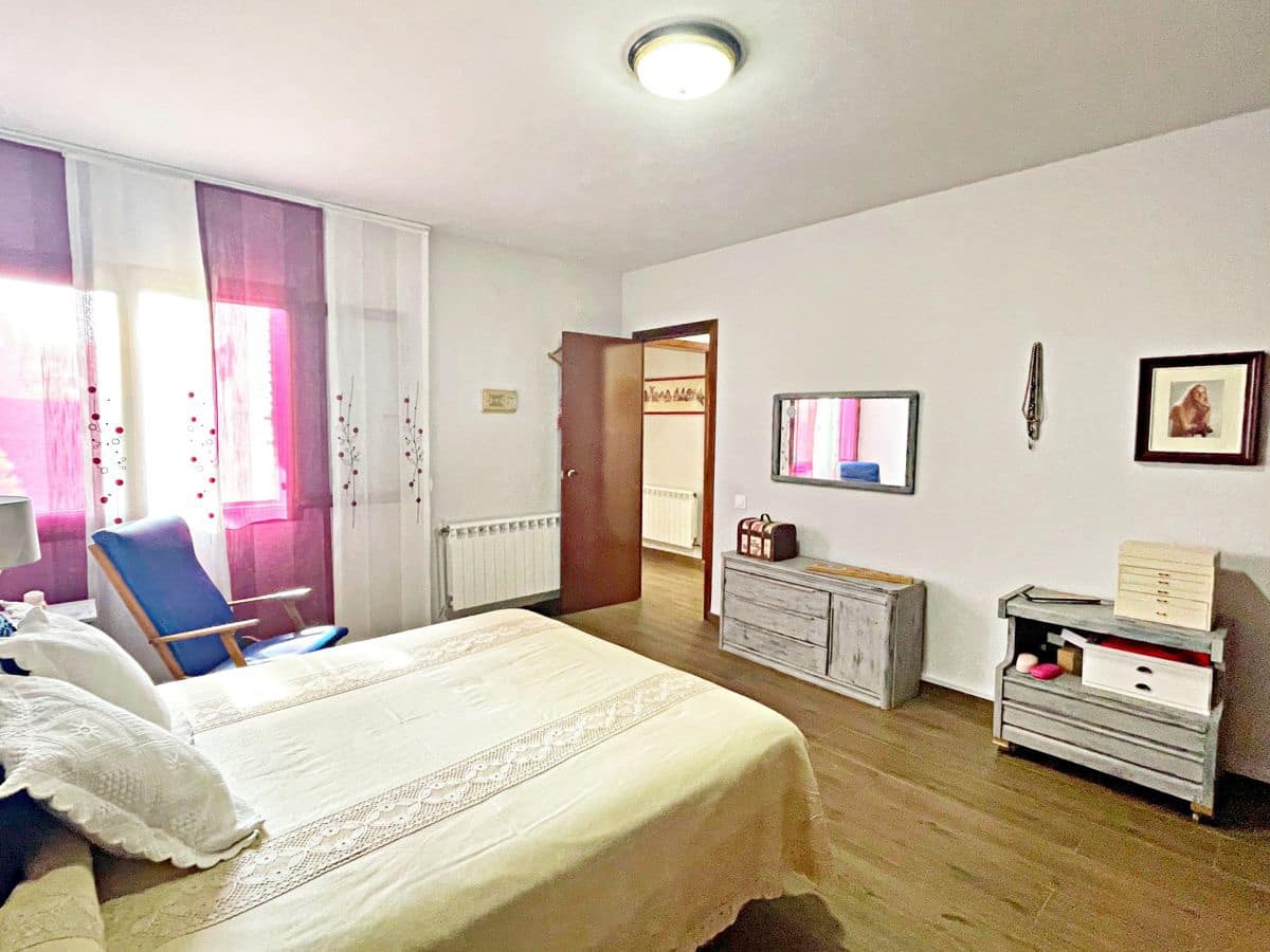 3 bedroom Villa for sale in Tortosa with garage - € 300,000 (Ref: 9445503)