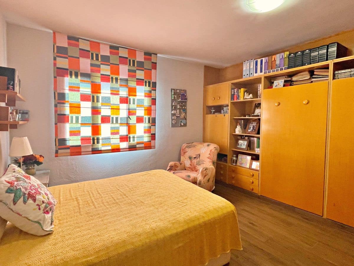 3 bedroom Villa for sale in Tortosa with garage - € 300,000 (Ref: 9445503)