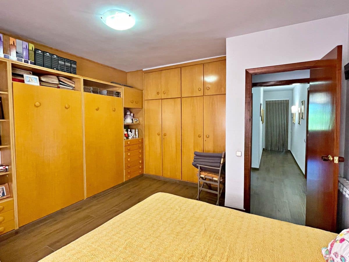 3 bedroom Villa for sale in Tortosa with garage - € 300,000 (Ref: 9445503)