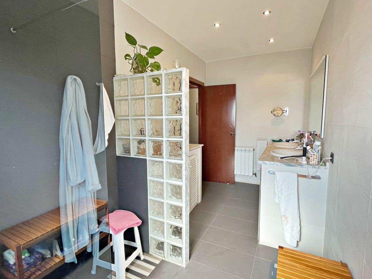 3 bedroom Villa for sale in Tortosa with garage - € 300,000 (Ref: 9445503)