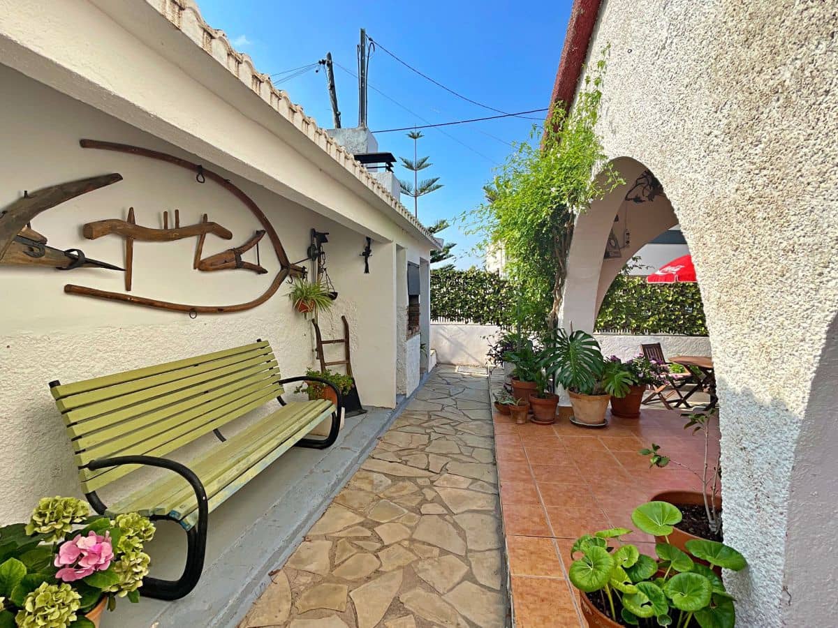 3 bedroom Villa for sale in Tortosa with garage - € 300,000 (Ref: 9445503)