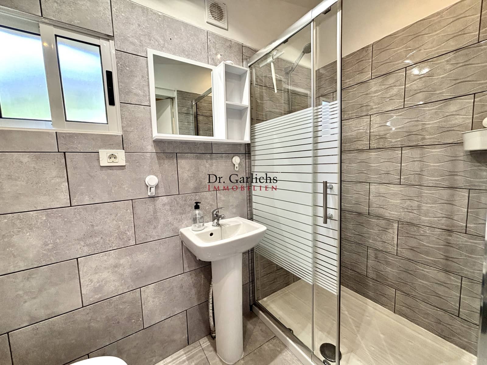 6 makuuhuone Omakotitalo myytävänä paikassa Granadilla de Abona mukana uima-altaan 
autotalli - 595 000 € (Ref: 9450502)