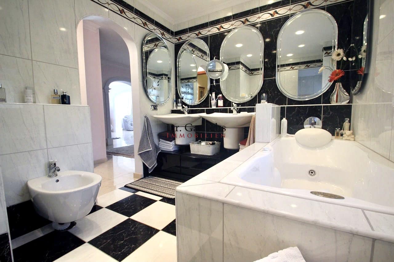 7 soverom Hus til salgs i Arona med svømmebasseng garasje - € 1 990 000 (Ref: 9452359)