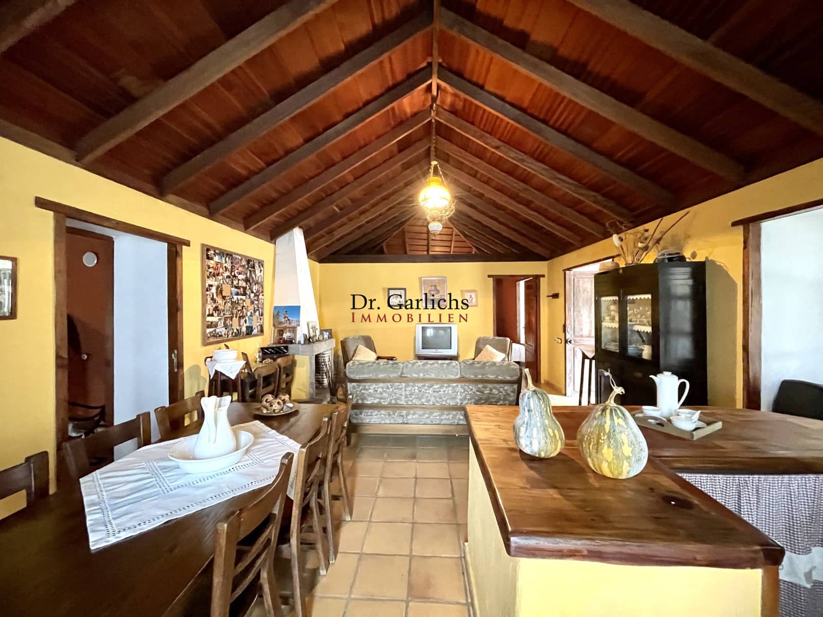 2 makuuhuone Omakotitalo myytävänä paikassa El Tanque mukana uima-altaan 
autotalli - 450 000 € (Ref: 9452360)