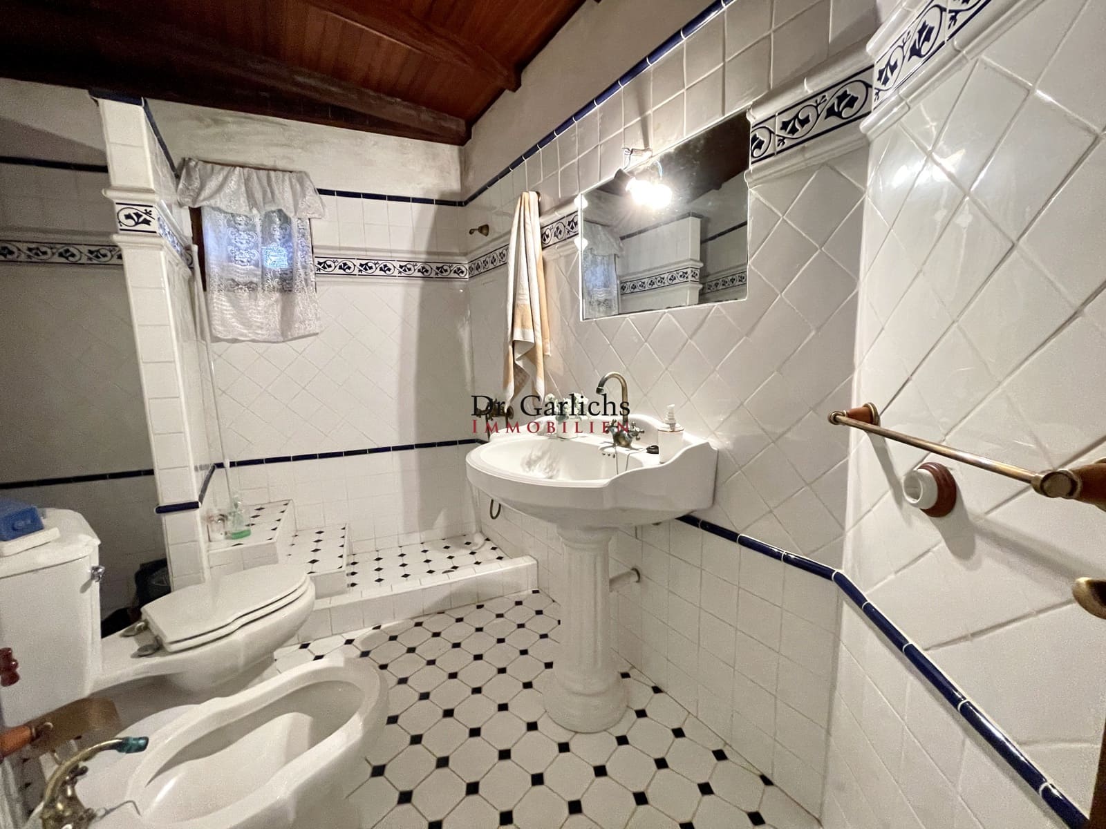 2 makuuhuone Omakotitalo myytävänä paikassa El Tanque mukana uima-altaan 
autotalli - 450 000 € (Ref: 9452360)