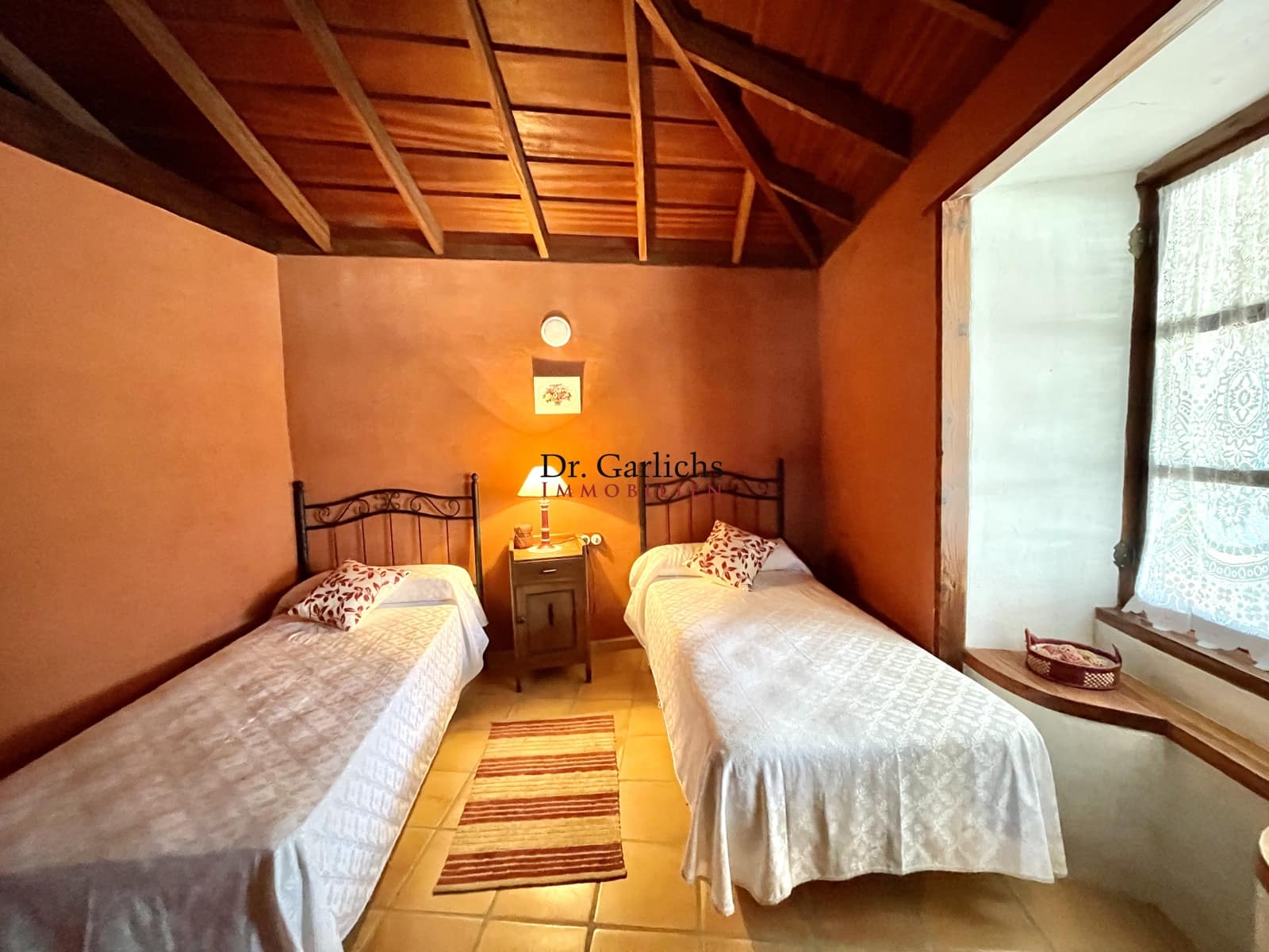 2 makuuhuone Omakotitalo myytävänä paikassa El Tanque mukana uima-altaan 
autotalli - 450 000 € (Ref: 9452360)