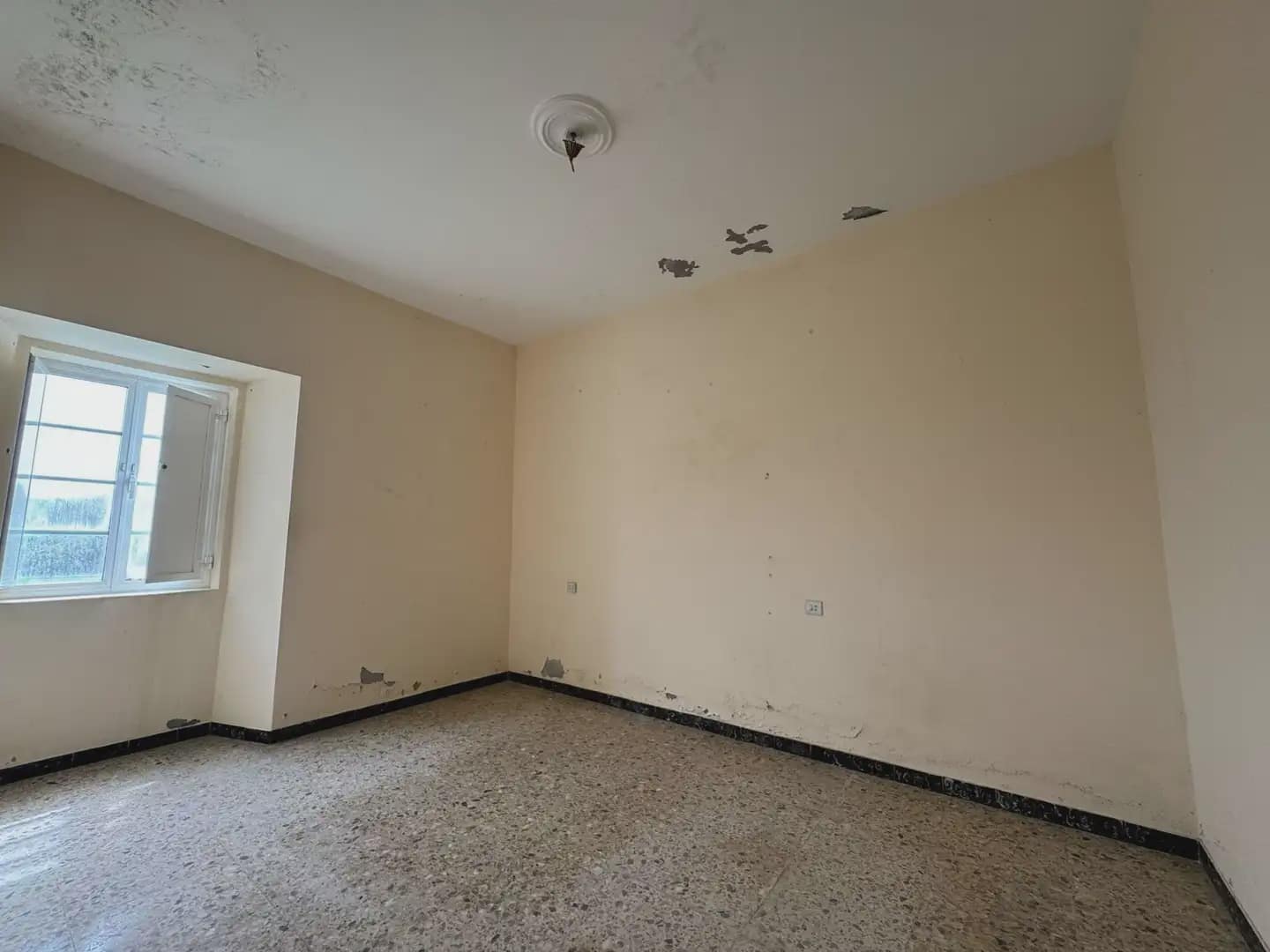 4 bedroom Finca/Country House for sale in A Laracha - € 145,000 (Ref: 9844220)