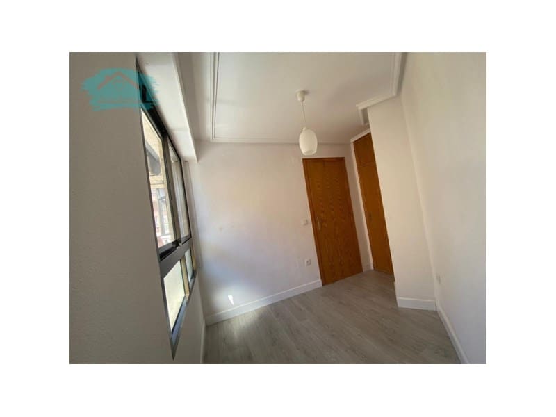 Piso de 1 habitación en Guardamar del Segura en alquiler - 600 € (Ref: 9468781)