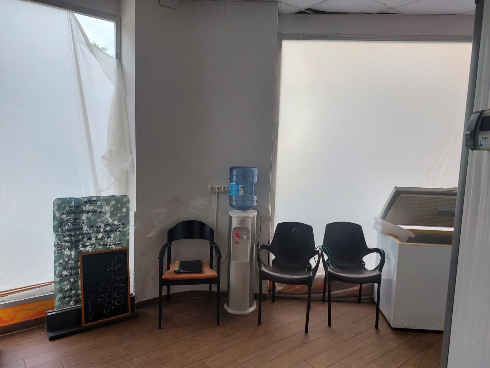 Erhverv til leje i Valencia by - € 1.250 (Ref: 9438032)