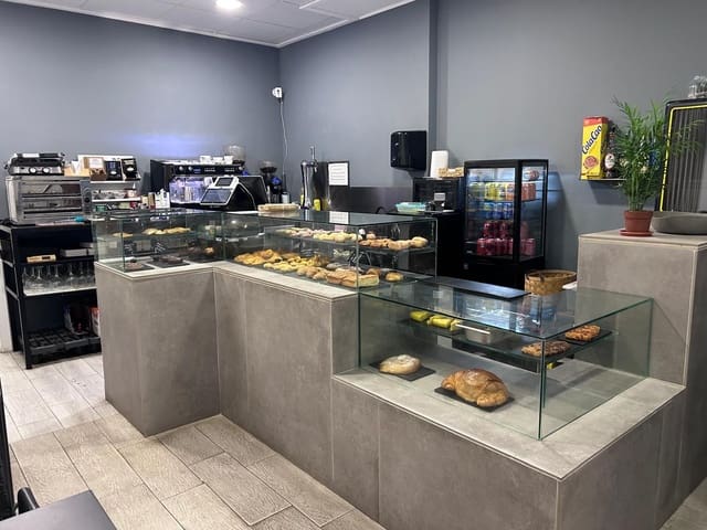 Erhverv til salg i La Petxina, Valencia by - € 45.000 (Ref: 9503437)