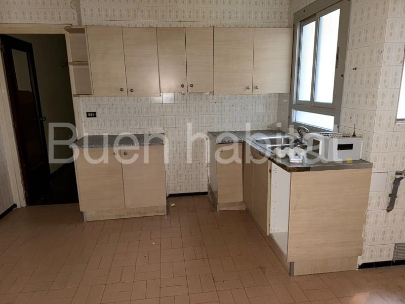 6 bedroom Flat for sale in Benicarlo - € 180,000 (Ref: 9586888)