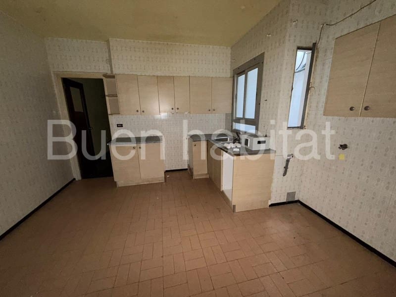 6 bedroom Flat for sale in Benicarlo - € 180,000 (Ref: 9586888)