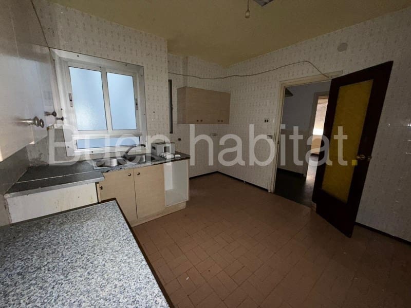 6 bedroom Flat for sale in Benicarlo - € 180,000 (Ref: 9586888)