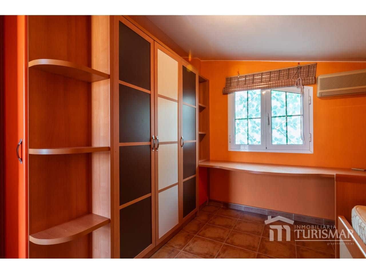 Pareado de 5 habitaciones en Ayamonte en venta - 345.000 € (Ref: 9443601)