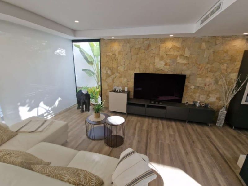 3 bedroom Villa for sale in Monforte del Cid with pool - € 795,000 (Ref: 9627540)