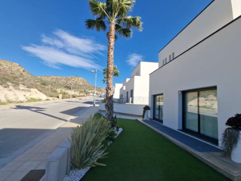 3 bedroom Villa for sale in Monforte del Cid with pool - € 795,000 (Ref: 9627540)