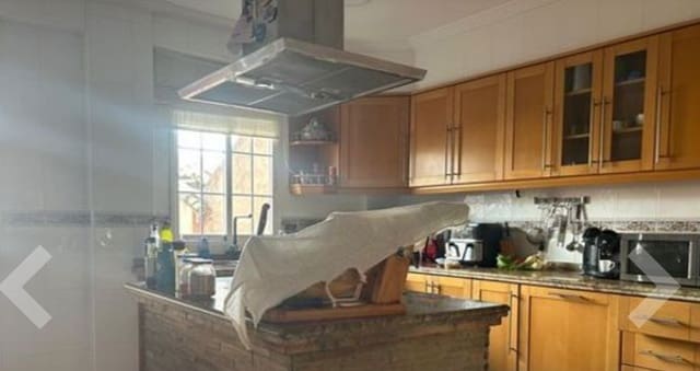 4 bedroom Flat for sale in Montserrat - € 170,000 (Ref: 9588042)