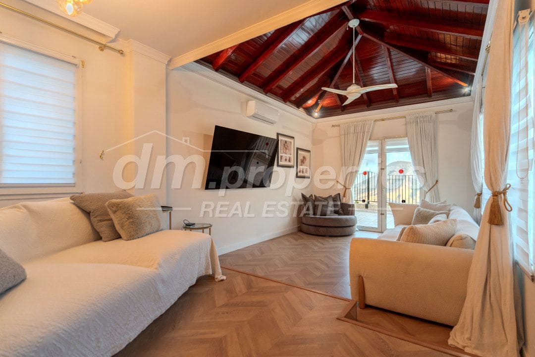 5 quarto Moradia para venda em Chayofa com garagem - 1 250 000 € (Ref: 9939582)
