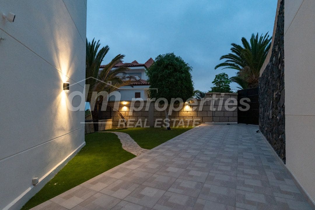 5 quarto Moradia para venda em Chayofa com garagem - 1 250 000 € (Ref: 9939582)